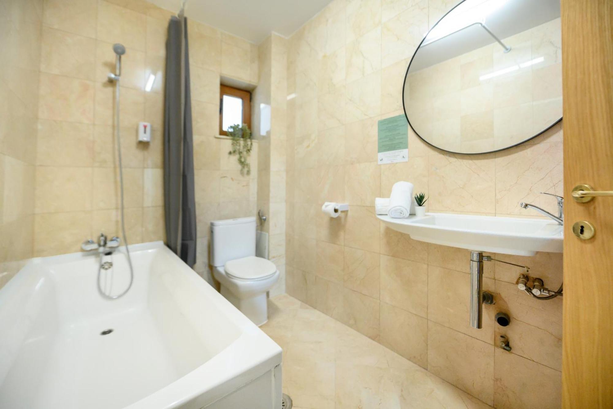 Apartament Cultural Gems- Modern 1br Near Museums Bucureşti
